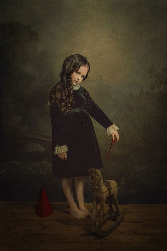 портрет милая девочка Соня и лошадка фото превью