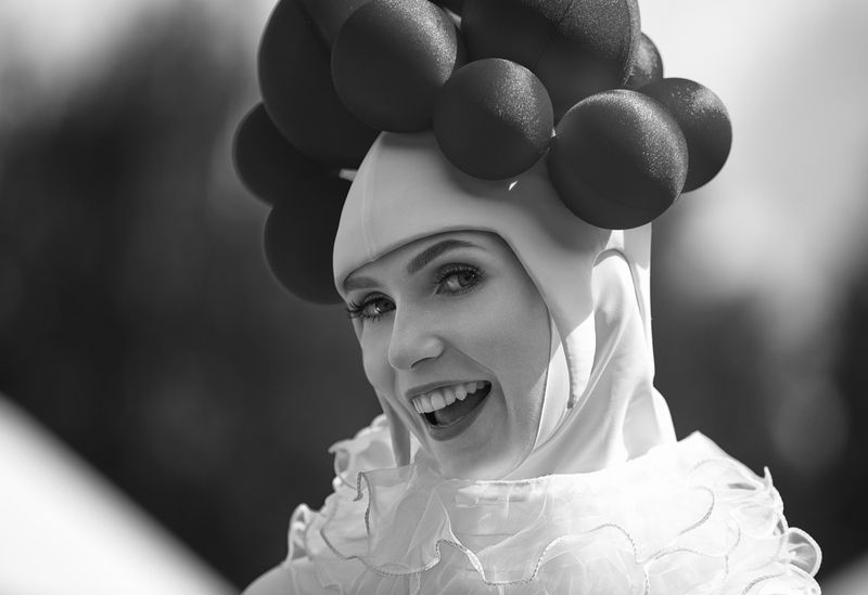 чб фото, уличный женский портрет, чб женский портрет, эмоции, уличные артисты, городские картинки, праздник в городе Уличные артисты. Уличный ч/б женский портрет фото превью