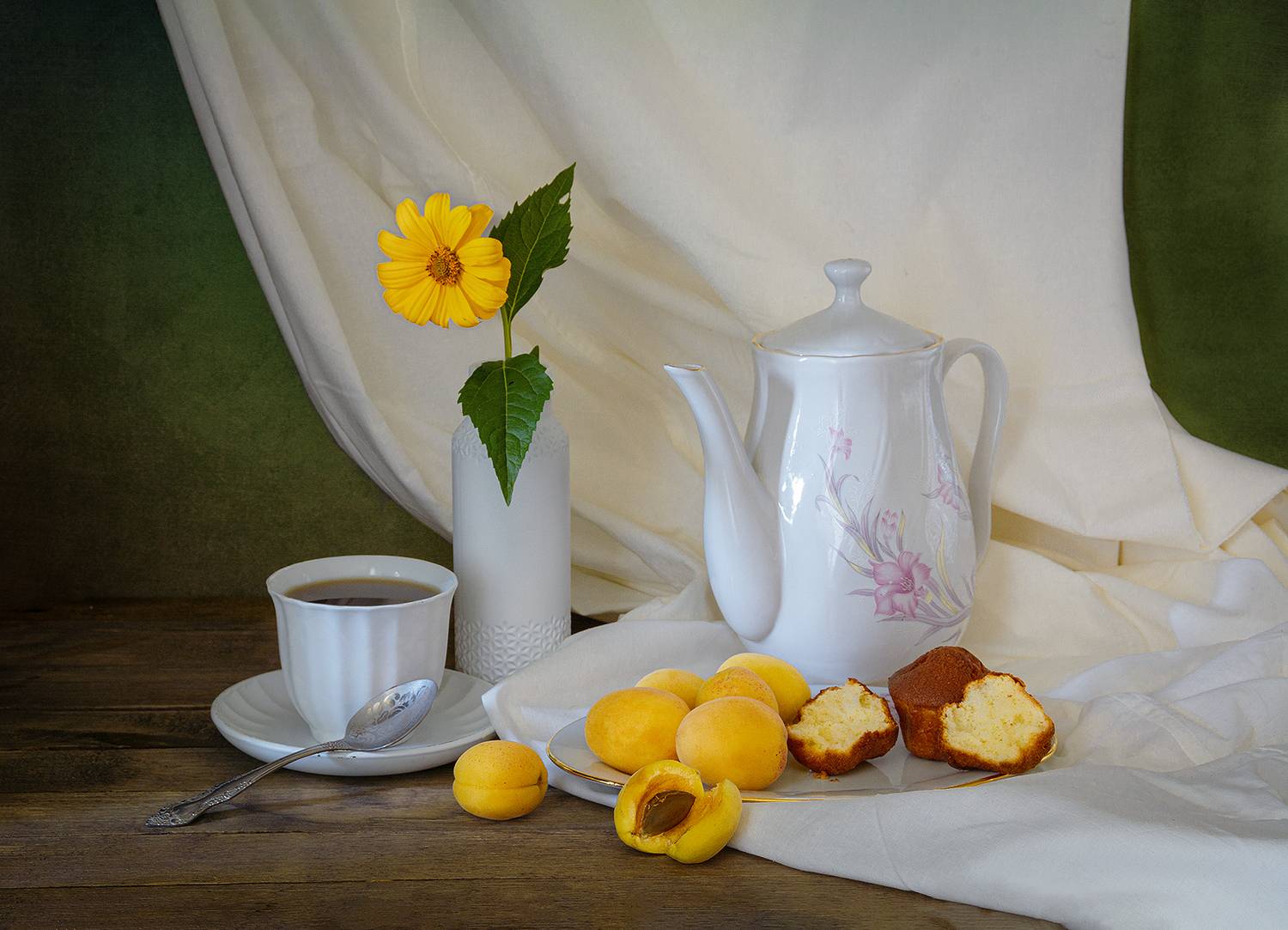 абрикосы, чайник, чашка, блюдце, чайная ложка,кексы, цветок, Алексей Бычков