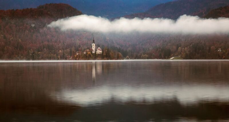 горы озеро пейзаж облака отражение утро осень Поздняя осень фото превью