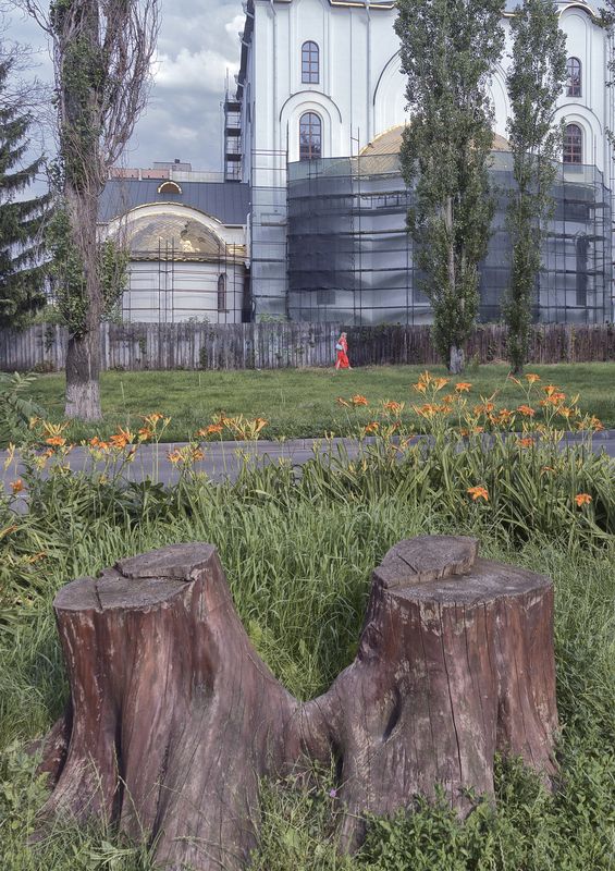 Женщина в красном платье фото превью