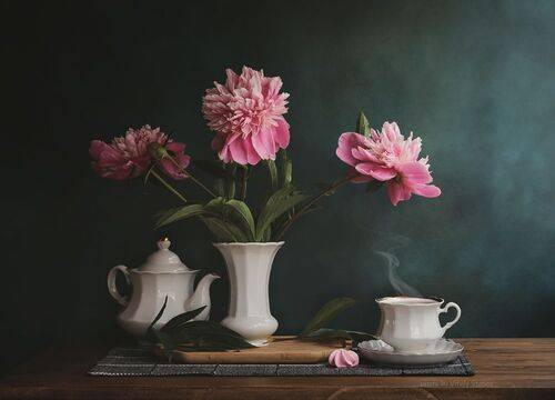 Чашка чая и пионы..