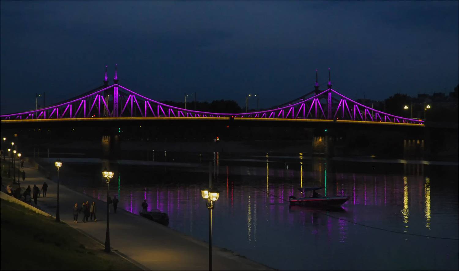 набережная люди река мост катер, Вера Петри