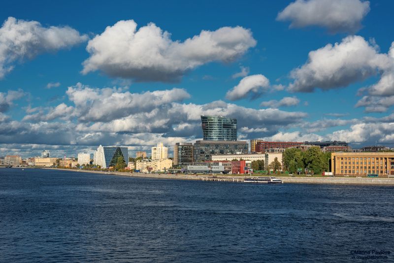 Осенний Петербург. Вид на Малоохтинскую набережную фото превью
