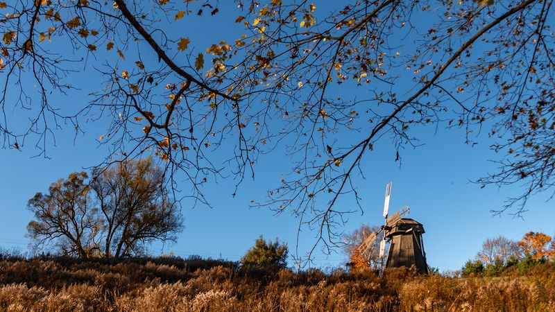 Мельница на пригорке фото превью