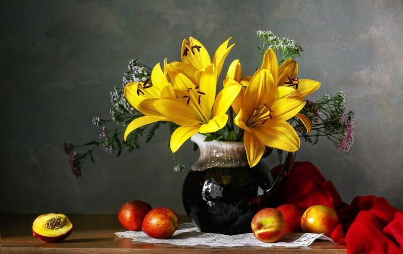 С желтыми лилиями фото превью