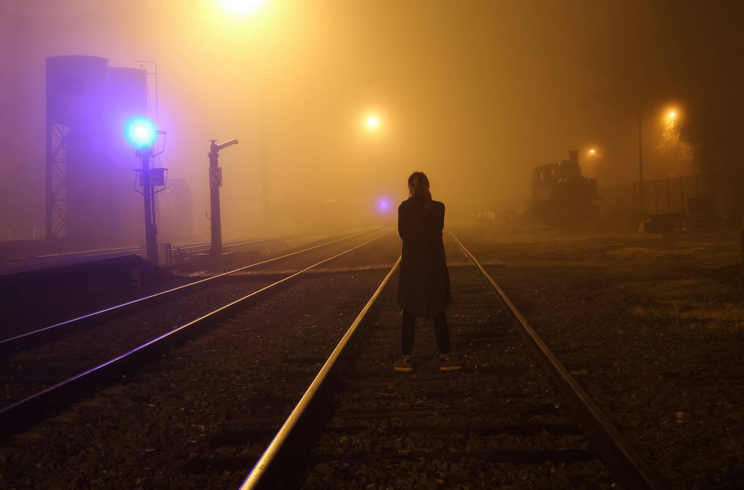 город пейзаж туман локомотив паровоз девушка ночь, Мурзинов Виктор
