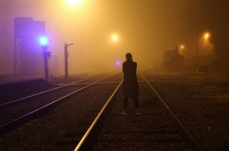 город пейзаж туман локомотив паровоз девушка ночь Девушка, туман и паровоз фото превью