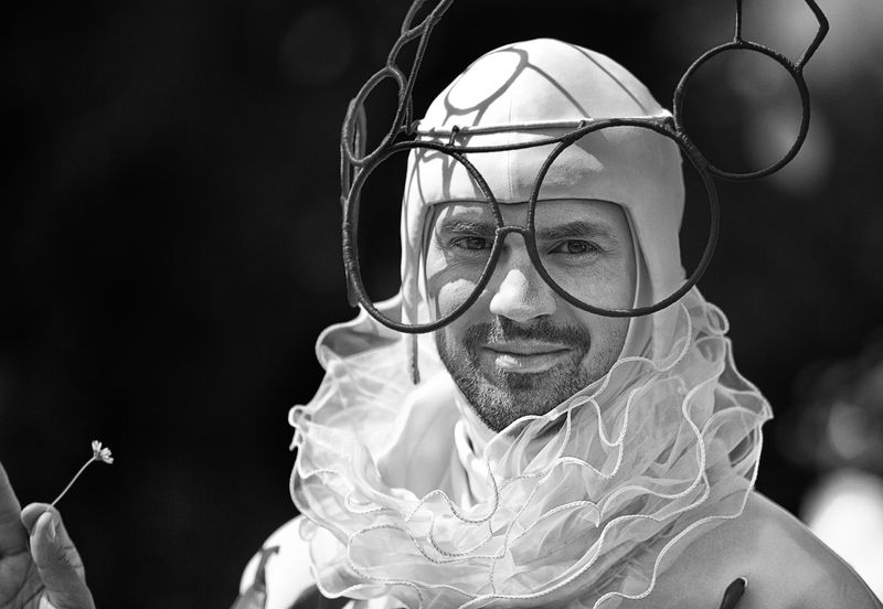 чб фото, уличный  чб/мужской портрет, уличные артисты, городские картинки, праздник в городе Уличные артисты. Уличный мужской портрет фото превью