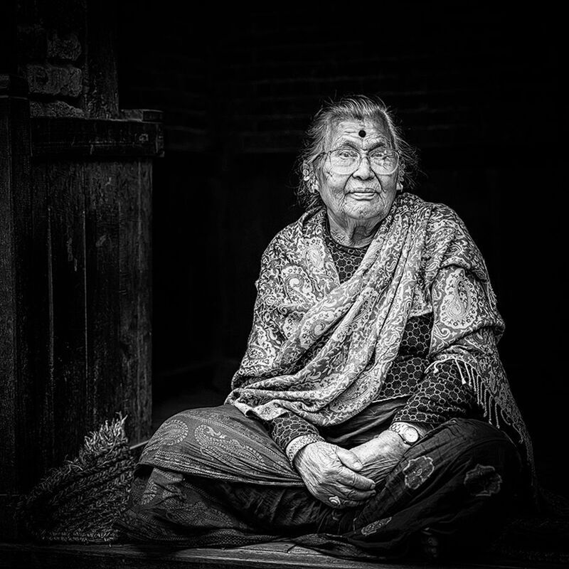 Пожилая женщина фото превью