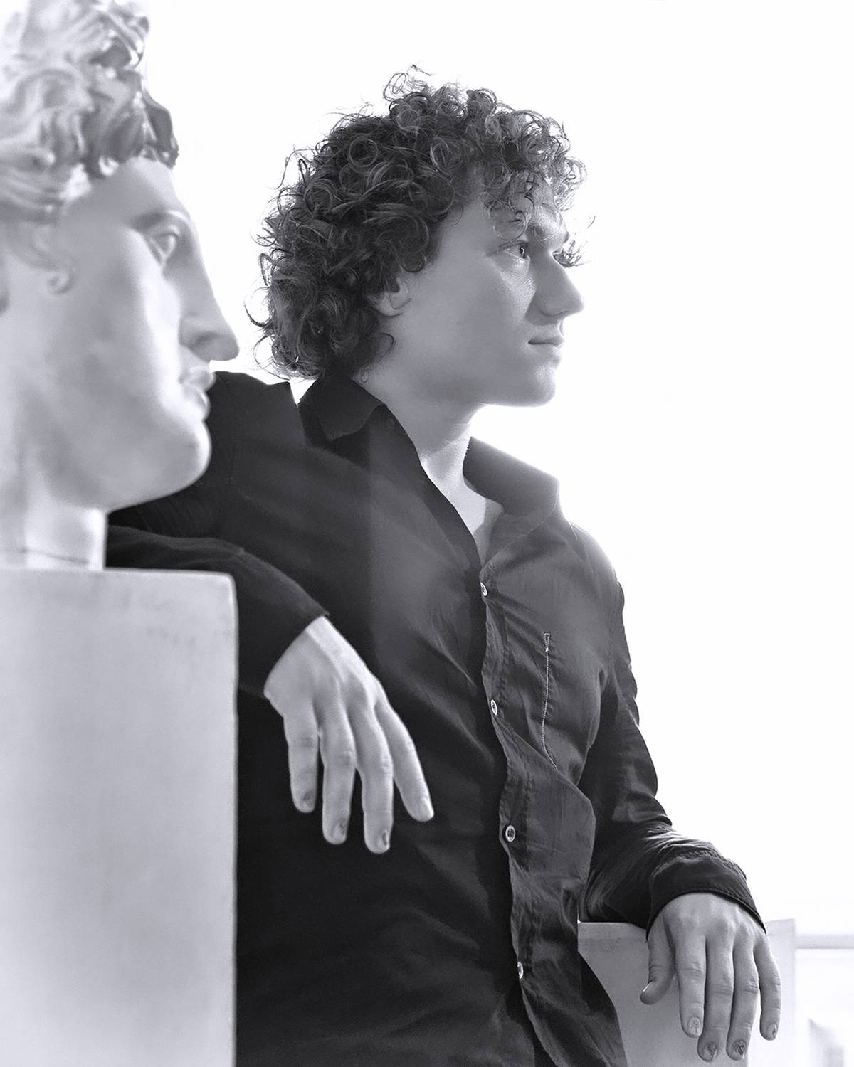 скульптура, скульптор, курчавый, юноша, мужчина, кудри, жест, черно-белое, портрет, мужской портрет, sculpture, sculptor, curly, young man, man, curls, gesture, black and white, portrait, male portrait, bnw, Лебедев Кирилл