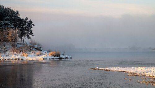Озеро у реки.