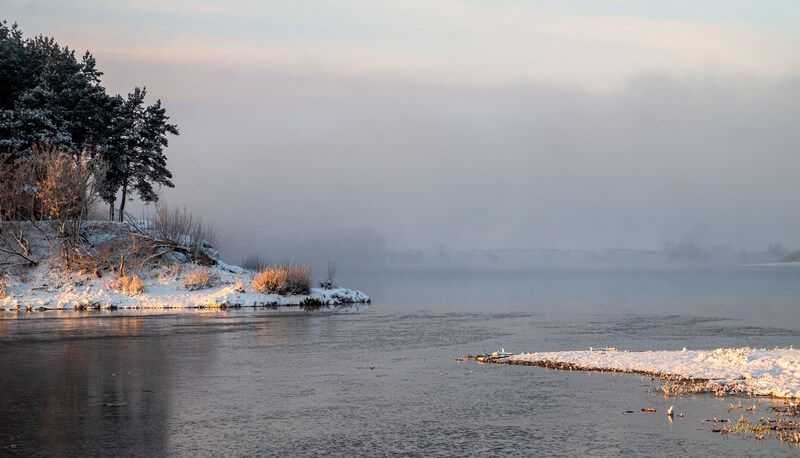 Озеро у реки. фото превью