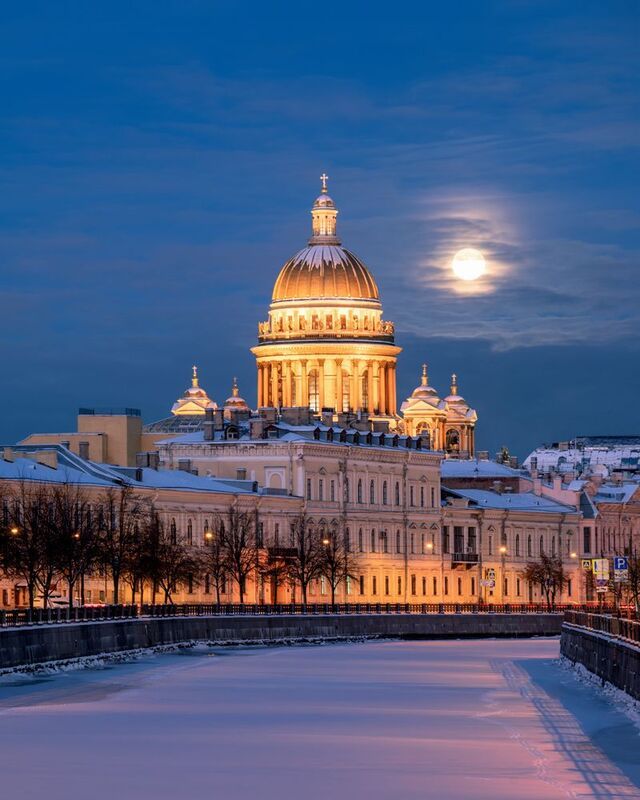 исаакиевский собор, полнолуние Луна на Исаакиевским собором фото превью