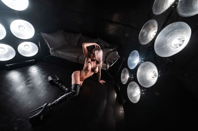 ню, блондинка, фотостудия, софиты, длинные ноги, Новосибирск Ню с софитами фото превью