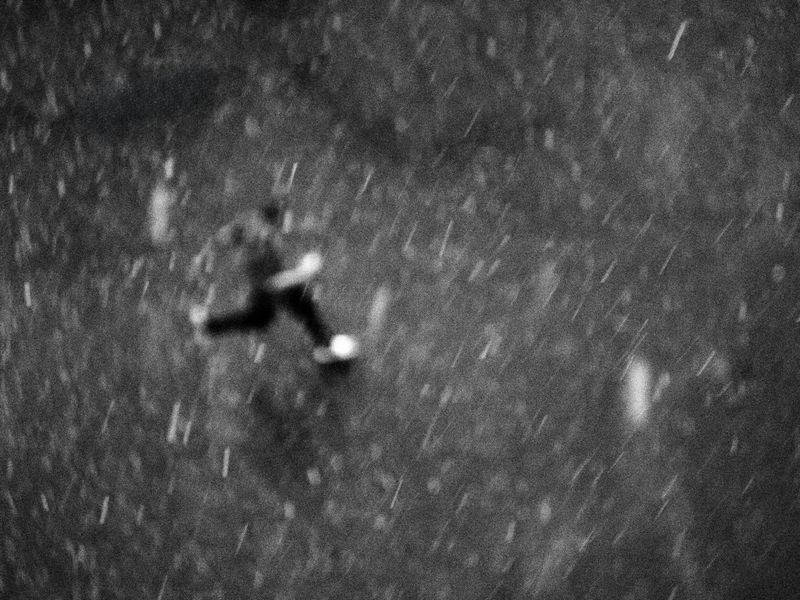 ливень, черно-белое, под дождем, монохром,  Ливень фото превью