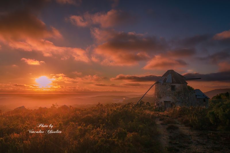 #горы #путешествие #тишина #landscapeescape #mountainadventure #sunsetvalley #goldenhourglow #naturelight Горы не спрашивают, зачем ты пришёл. Они просто принимают.. фото превью