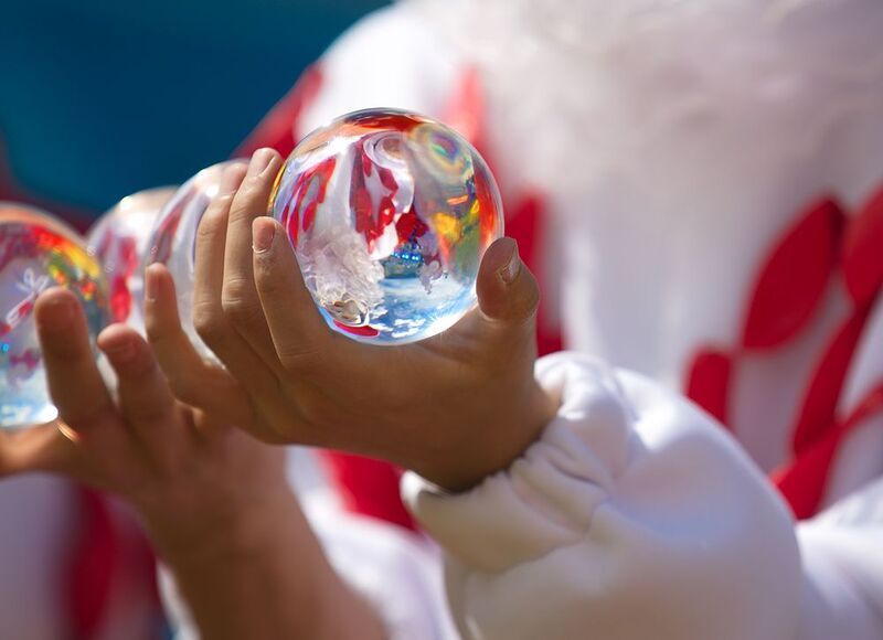 городские картинки, уличные артисты, цвет красный и белый Уличные артисты фото превью