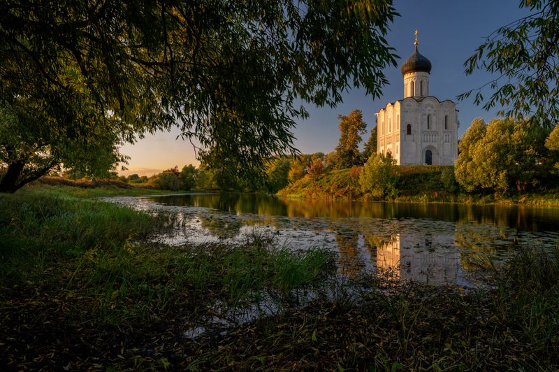 вечер, закат, храм, боголюбово, храм покрова на нерли, владимирская область, россия, осень, православие Храм у пруда фото превью