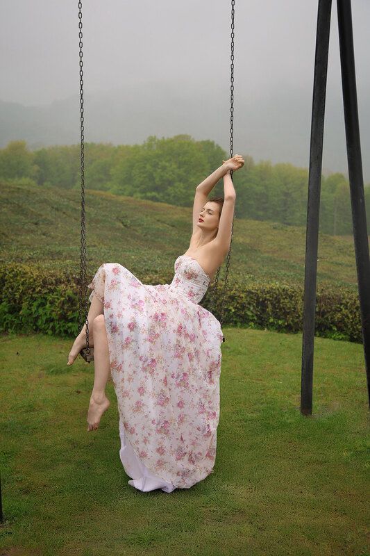 тетка в кустах фото превью