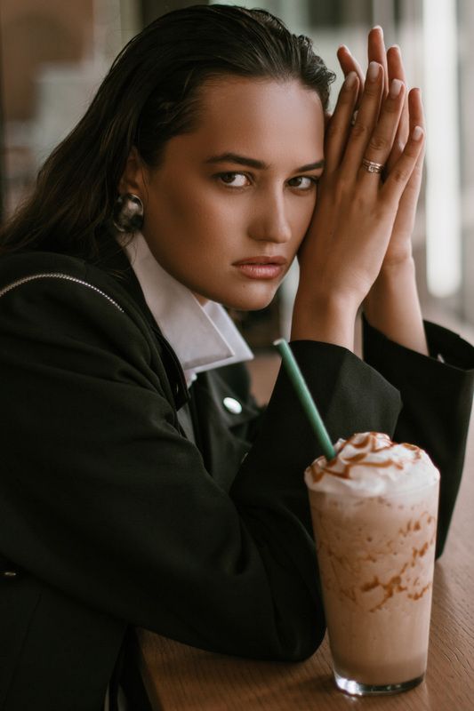 в кофейне,женский портрет  фото превью