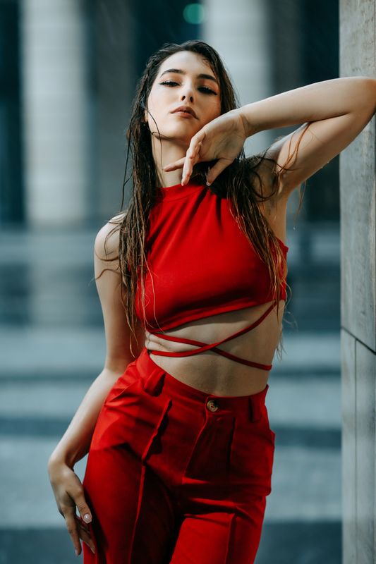 молодая девушка, городской стиль, дворы, на открытом воздухе Лиза фото превью