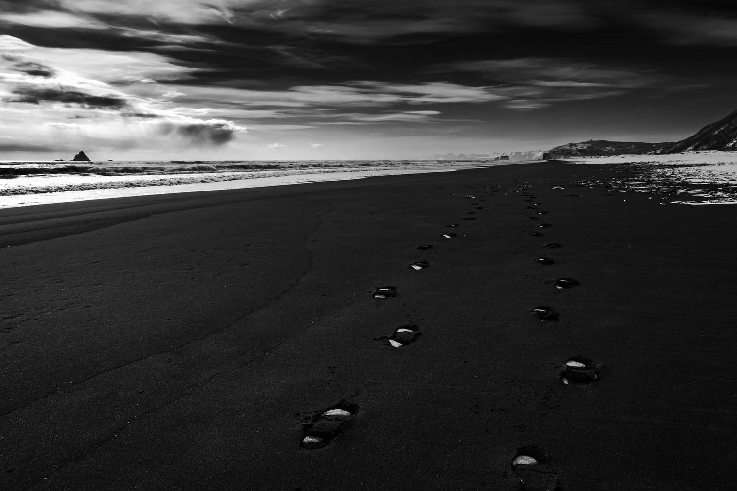 следы, песок, пляж, океан, облака, монохром, Уткин Дмитрий