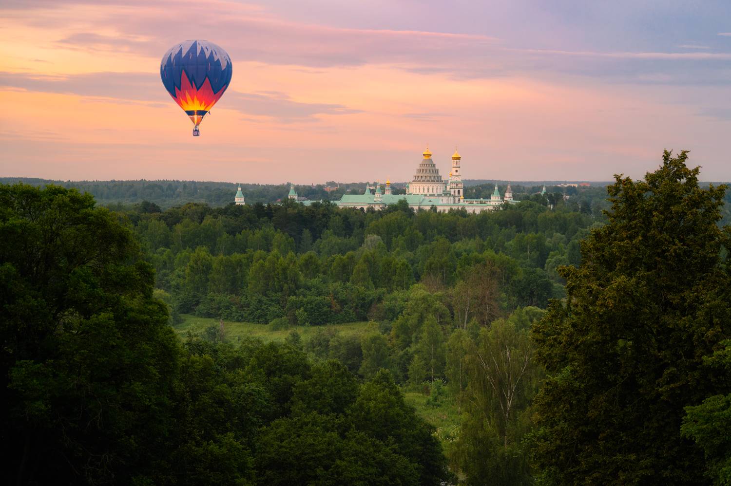 закат, московская область, россия, истра, лето, вечер, лес, храм, церковь, православие, монастырь, новый иерусалим, воздушный шар, Ракичевич Томислав