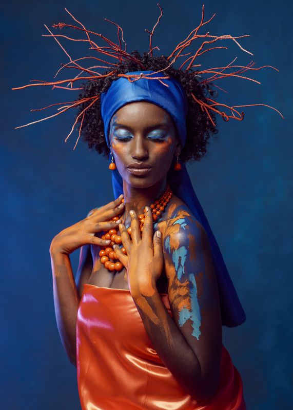 african beauty, amber accents, blue headscarf, body art, bold colors, contrasting light, creative makeup, curly hair, dark skin, delicate pose, earrings, exotic elegance, expressive hands, female portrait, fine art, necklace, side view, young woman Crown of Sheba фото превью