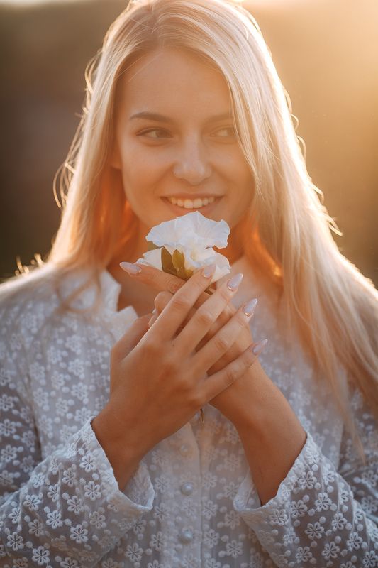 молодая девушка, городской стиль, дворы, на открытом воздухе  фото превью