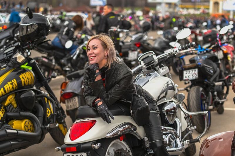 Девушки и мотоцикл фото превью