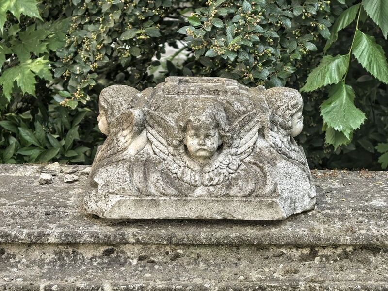 Скульптура на древнем захоронении в Даниловском монастыре фото превью