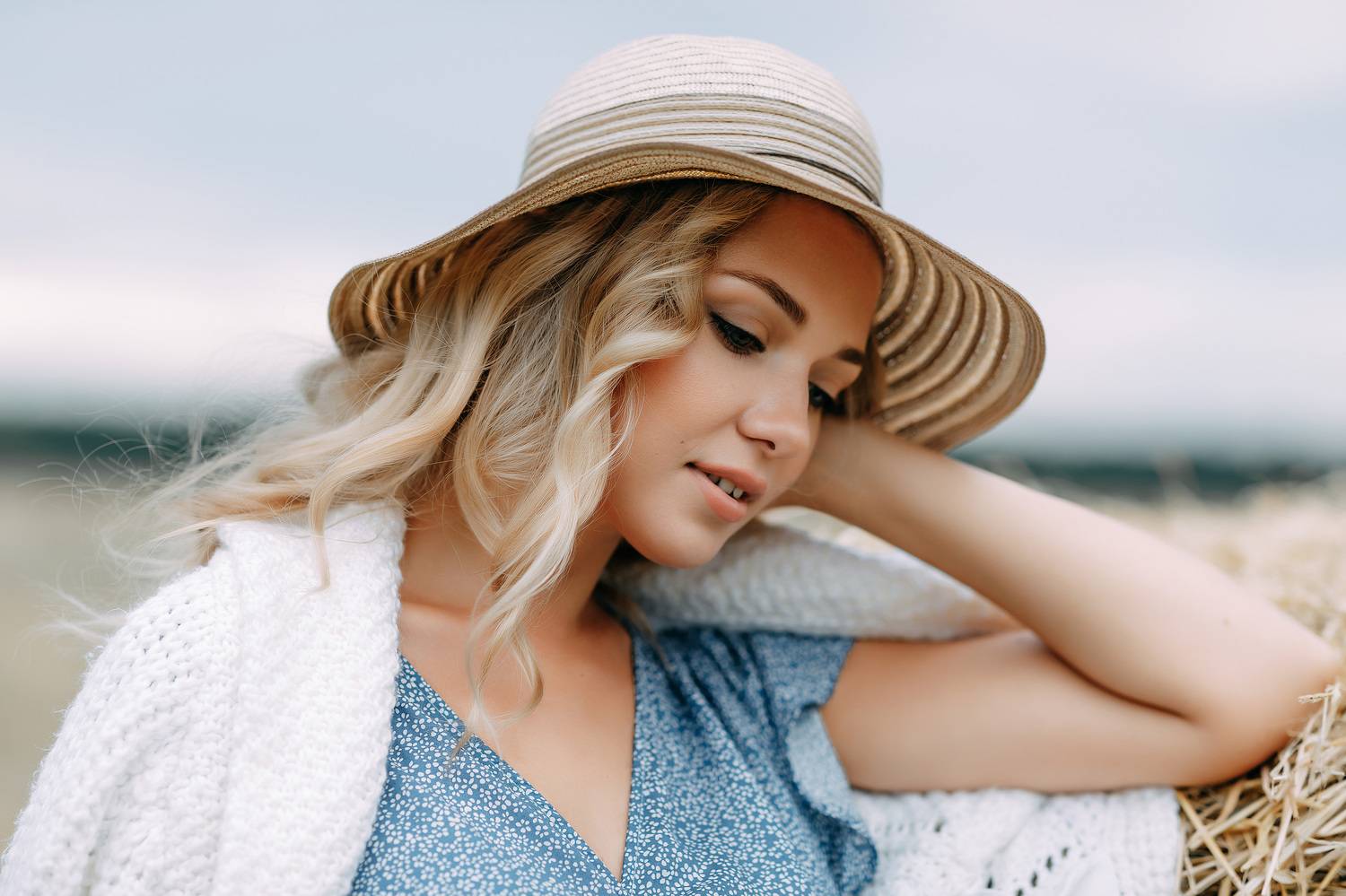 молодая девушка, городской стиль, поле, на открытом воздухе, Алексей Плешков