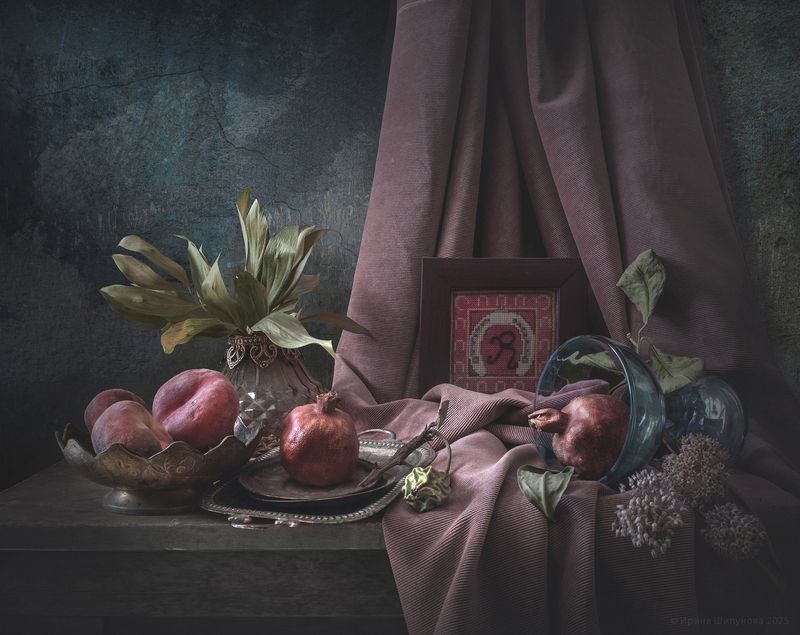 Гранат и персики фото превью