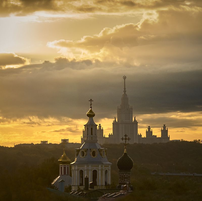 Архитектура Москвы, перед дождем, МГУ, солнце скволь облака, золотой час, закат, сталинская высотка, небоскреб, архитектура 1950х, храм, вечер в городе, дождливый день, город, Москва, Moscow architecture, before the rain, Moscow State University, sun skvo Autumn city sunset фото превью