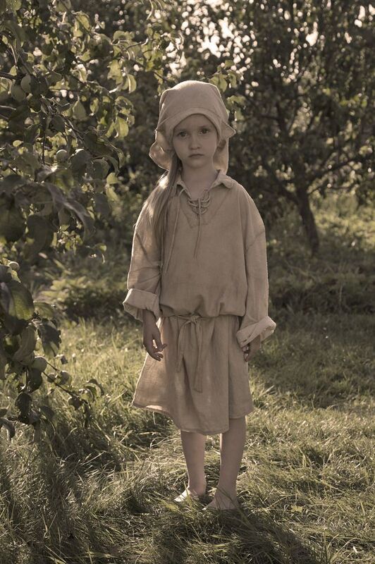 портрет маленько девочки Девочка в саду фото превью