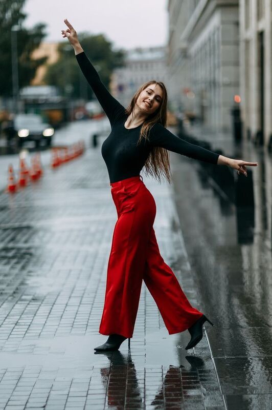 молодая девушка, городской стиль, дворы, на открытом воздухе Лиза фото превью