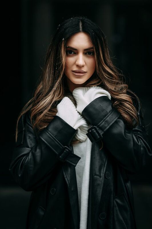 молодая девушка, городской стиль, дворы, на открытом воздухе Пери фото превью