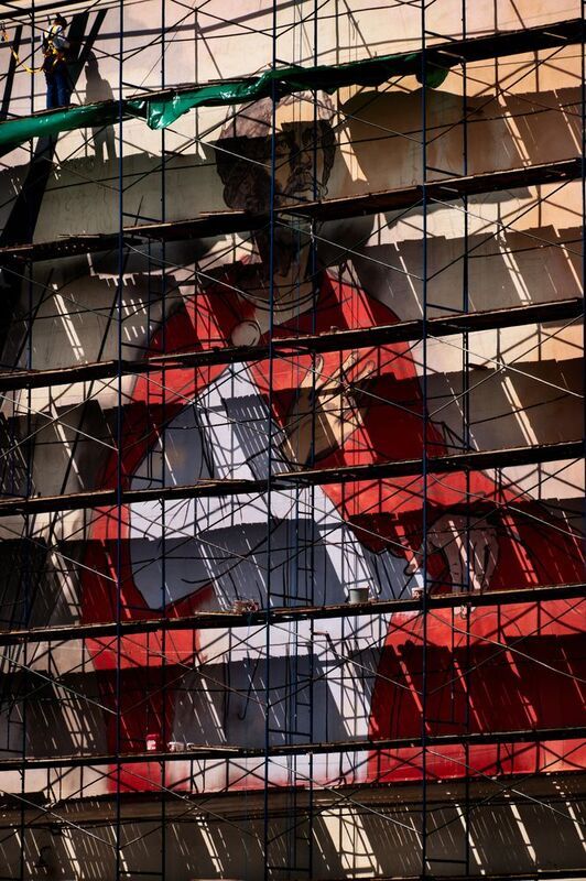 Рисуют мурал фото превью