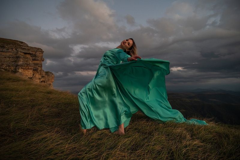 платье, модель, ветер, тучи, буря, обрыв, скалы, зеленый, горы, карачаево-черкесия ПТИЦА фото превью