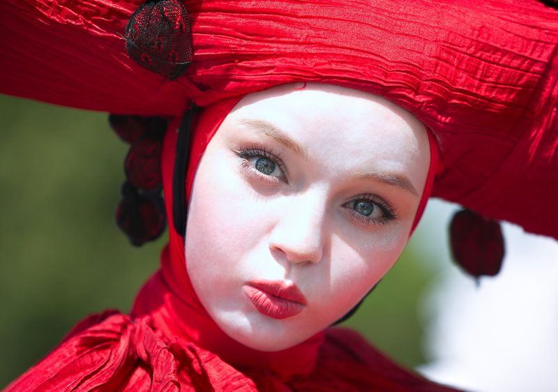 уличный женский портрет, городские картинки, цвет красный Уличные артисты фото превью