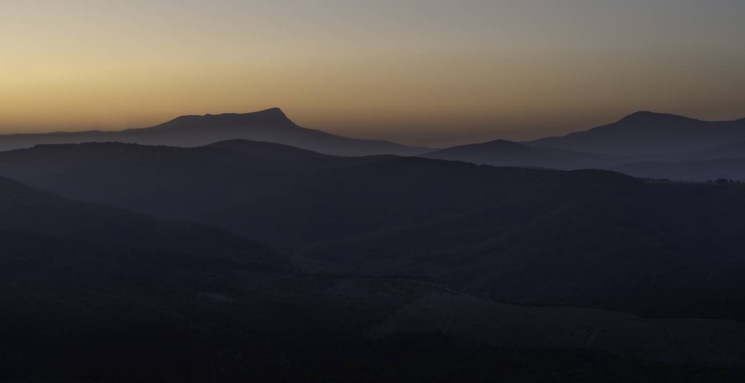 Россия, Крым, Бахчисарайский район, пещерный город Тепе-Кермен, рассвет , Гаврилов Юрий