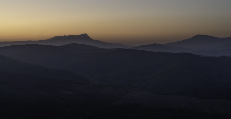 Россия, Крым, Бахчисарайский район, пещерный город Тепе-Кермен, рассвет  Предрассветные горы Крыма фото превью