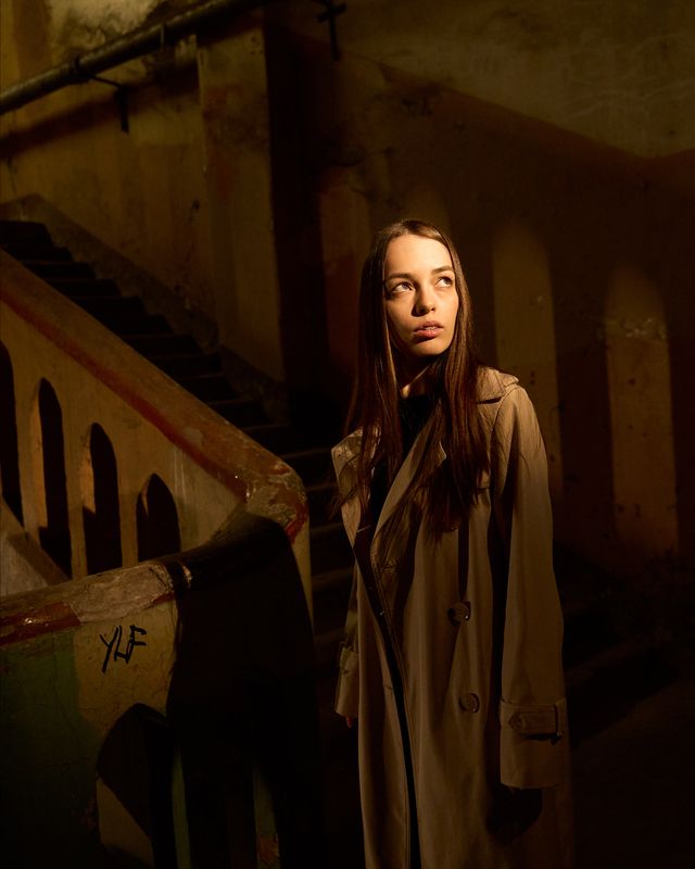 фотосъемка, девушки, в, тренче, на, лестничной, площадке, фабричного, технического, помещения Mariposa фото превью