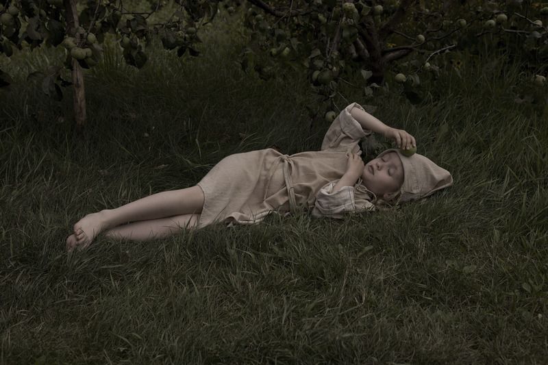 маленькая девочка Девочка в саду 2 фото превью