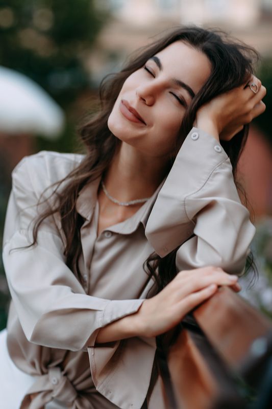 молодая девушка, городской стиль, дворы, на открытом воздухе Олеся фото превью