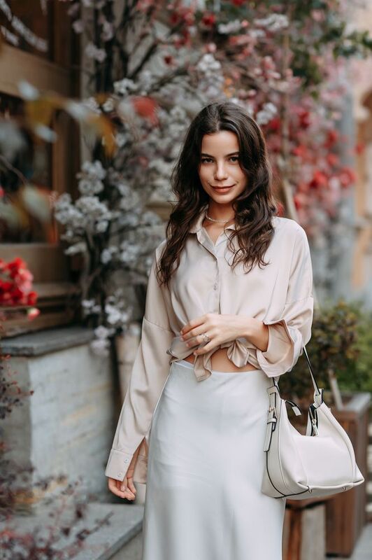 молодая девушка, городской стиль, дворы, на открытом воздухе Олеся фото превью