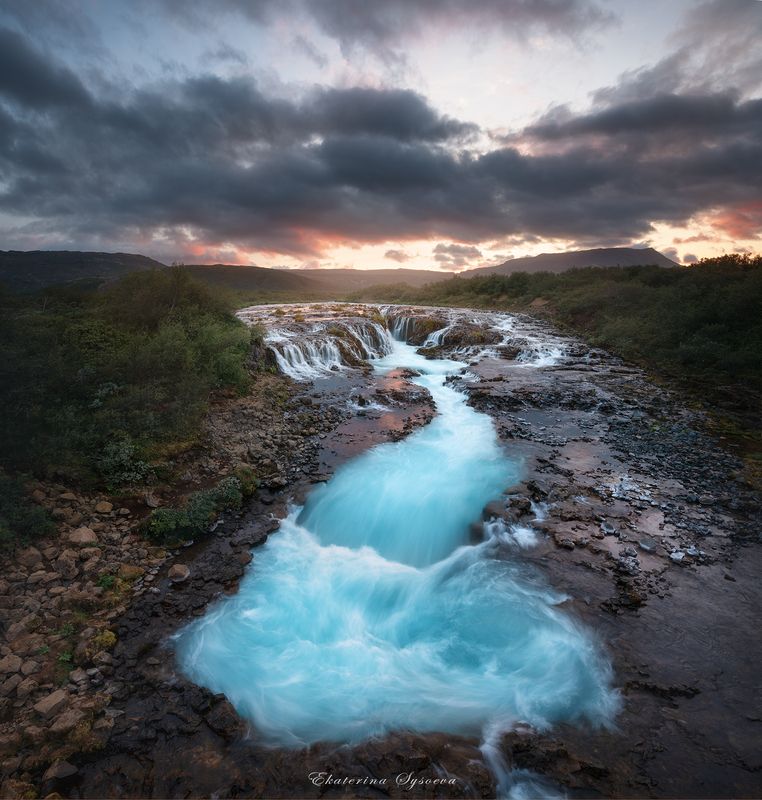 Один из самых фотогеничных водопадов Исландии фото превью