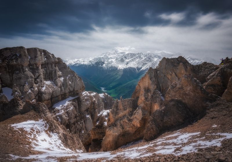 Казбек в обрамлении скал фото превью