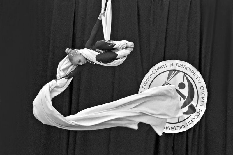 девушка, воздушная гимнастика, полотна, чб, апатиты Симфония воздуха. 2025. фото превью